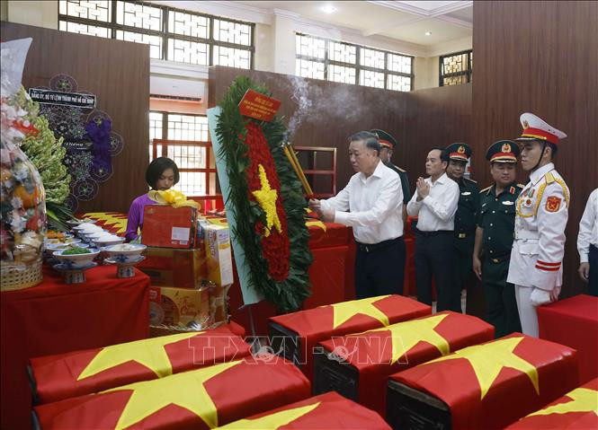 Tổng Bí thư, Chủ tịch nước Tô Lâm dâng hương tưởng niệm, tri ân các Anh hùng liệt sĩ (Ảnh: TTXVN)