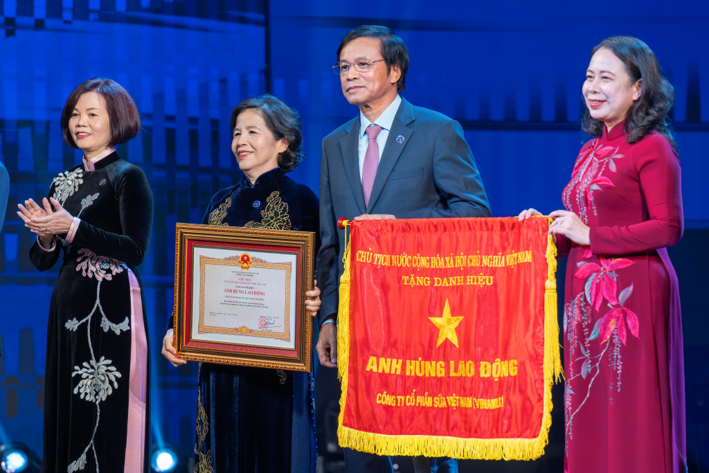 Bí thư Trung ương Đảng, Phó Chủ tịch nước Cộng hòa Xã hội Chủ nghĩa Việt Nam Võ Thị Ánh Xuân (áo dài đỏ) đại diện Đảng và Nhà nước trao tặng danh hiệu Anh hùng Lao động lần thứ hai cho tập thể Vinamilk (Ảnh: Minh Anh).