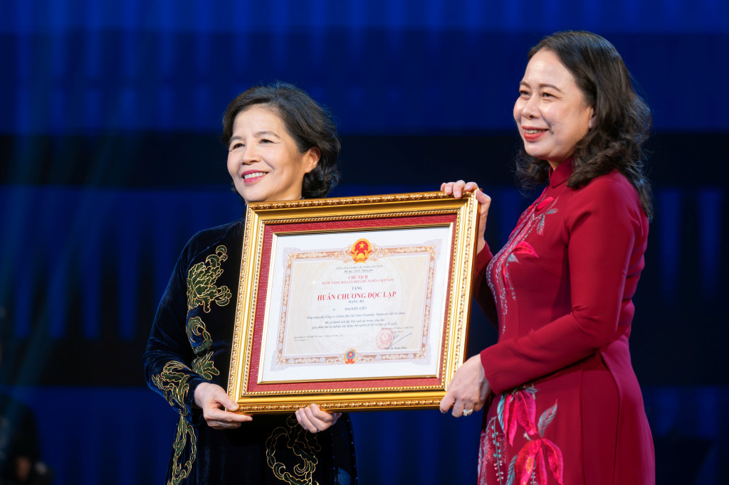 Bà Mai Kiều Liên - nguyên Ủy viên Trung ương Đảng, Anh hùng Lao động, Tổng giám đốc Vinamilk (bên trái) - đón nhận Huân chương Độc lập hạng Ba từ Bí thư Trung ương Đảng, Phó Chủ tịch nước Cộng hòa Xã hội Chủ nghĩa Việt Nam Võ Thị Ánh Xuân (Ảnh: Minh Anh).