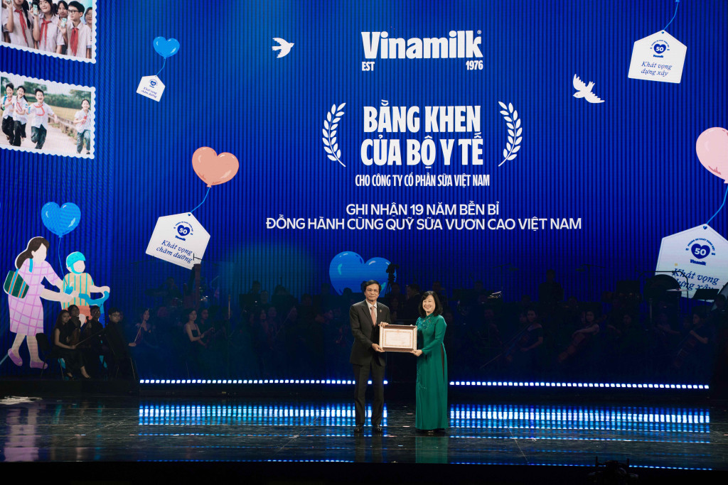 Đại diện Vinamilk, ông Nguyễn Hạnh Phúc - nguyên Uỷ viên Trung ương Đảng, Nguyên Tổng thư ký Quốc hội, Chủ tịch Hội đồng Quản trị - đón nhận Bằng khen của Ủy viên Trung ương Đảng, Bộ trưởng Bộ Y tế Đào Hồng Lan vì đã có nhiều thành tích đóng góp cho trẻ em thông qua Quỹ sữa Vươn cao Việt Nam (Ảnh: Minh Anh).