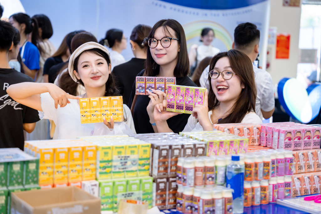 Với sự am hiểu người tiêu dùng cùng năng lực tiếp cận các nghiên cứu khoa học dinh dưỡng mới nhất trên thế giới, danh mục các sản phẩm đa dạng của Vinamilk đang tạo thiết lập những tiêu chuẩn chưa từng có tiền lệ tại Việt Nam.  
