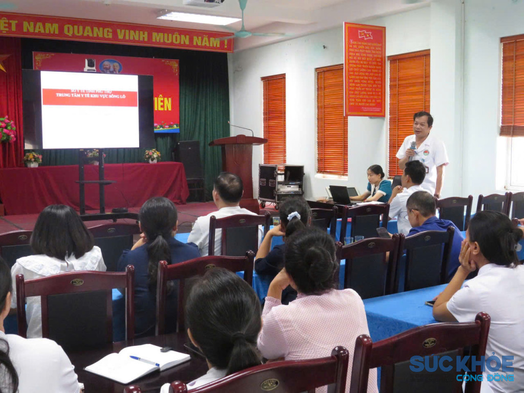 Thầy thuốc Ưu tú, BSCKII Nguyễn Tuấn Minh - Giám đốc Trung tâm Y tế khu vực Sông Lô chủ trì và trực tiếp truyền đạt các nội dung trọng tâm (ảnh: TL)
