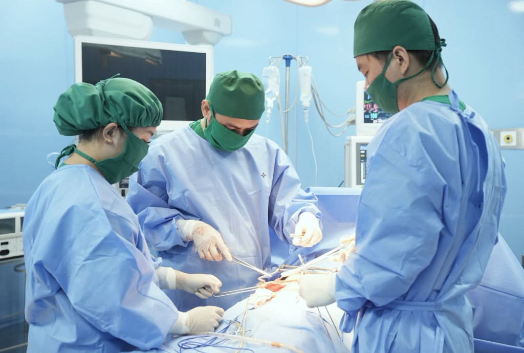 Phẫu thuật cắt đa tạng điều trị ung thư (Ảnh: Bệnh viện Bãi Cháy)