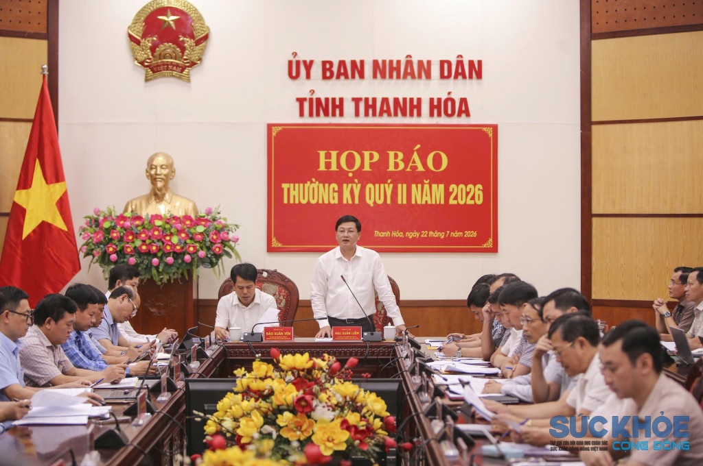 Phó Chủ tịch Thường trực UBND tỉnh Thanh Hóa Mai Xuân Liêm trả lời họp báo.( KC)