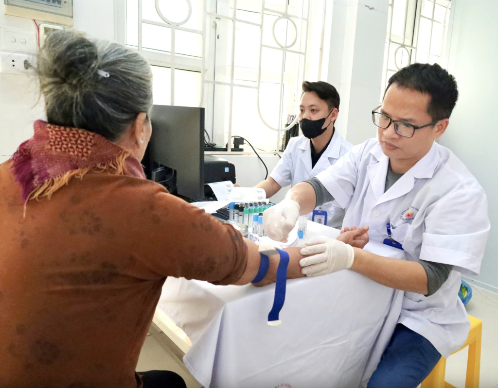 Cán bộ y tế Bệnh viện đa khoa Vân Đình lấy máu xét nghiệm cho người dân tại các Trạm Y tế cơ sở (Ảnh: Sở Y tế Hà Nội)