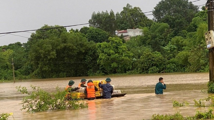 Cán bộ, chiến sĩ Sư đoàn 3 (Quân khu 1) giúp dân di dời tài sản đến nơi an toàn (Ảnh: Văn Sáng)