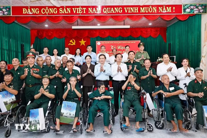 Chủ tịch Quốc hội Trần Thanh Mẫn với đại biểu và thương binh tại Trung tâm điều dưỡng Thương binh và Người có công Long Đất ở ấp Hải Sơn, xã Long Hải, Thành phố Hồ Chí Minh. (Ảnh: Doãn Tấn/TTXVN)