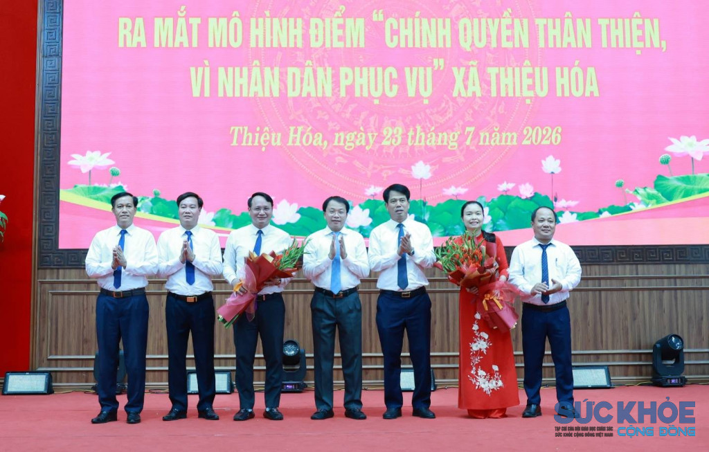Lãnh đạo tỉnh và xã Thiệu Hóa tặng hoa chúc mừng Ban điều hành mô hình.( Ảnh: KC)