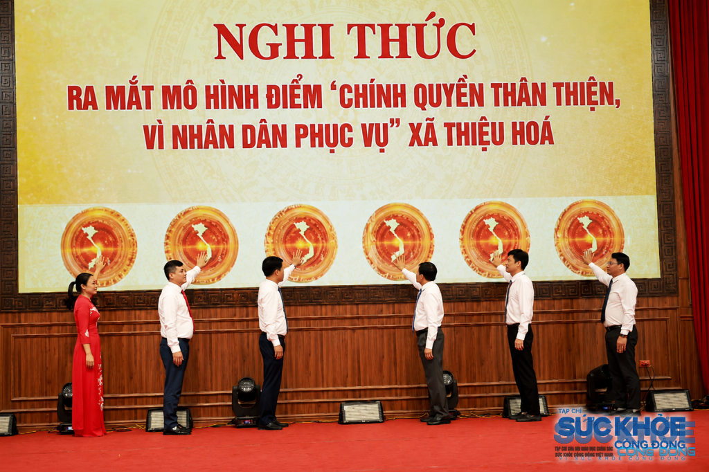 Trưởng Ban Tuyên giáo và Dân vận Tỉnh ủy Đào Xuân Yên cùng lãnh đạo xã Thiệu Hóa thực hiện nghi thức ra mắt mô hình.( Ảnh: KC)