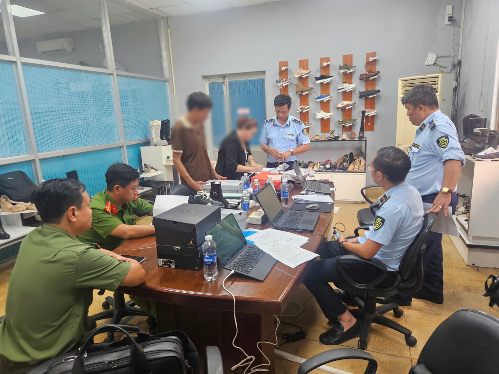 Đoàn kiểm tra làm việc tại Doanh nghiệp (Ảnh: Cục Quản lý và Phát triển thị trường trong nước)