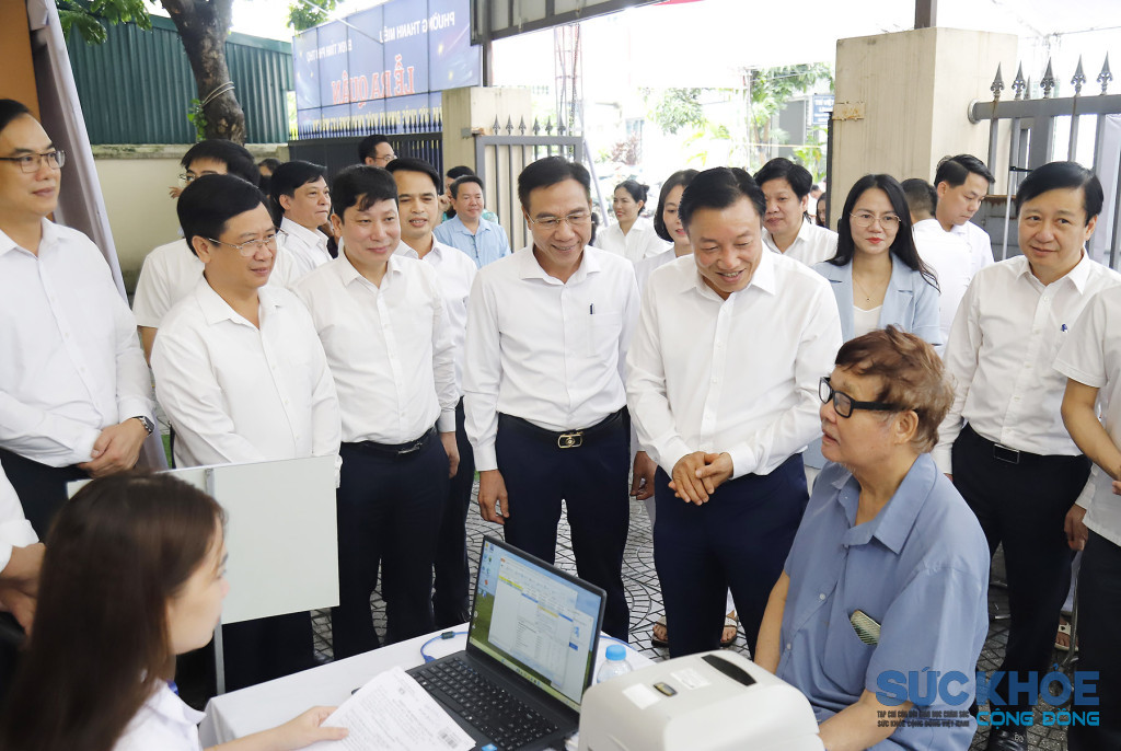 Phó Chủ tịch UBND tỉnh Nguyễn Huy Ngọc thăm hỏi người dân tham gia khám sức khoẻ tại Trạm y tế phường Thanh Miếu (ảnh: HT)