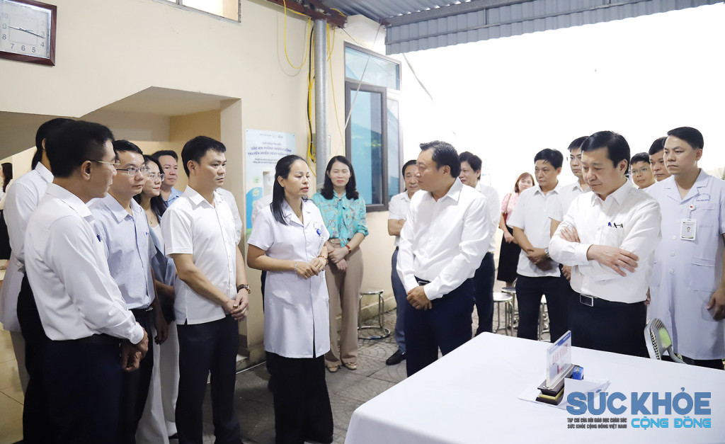 Phó Chủ tịch UBND tỉnh Nguyễn Huy Ngọc thăm hỏi, động viên cán bộ, y, bác sĩ Trạm Y tế phường Thanh Miếu (ảnh: HT)
