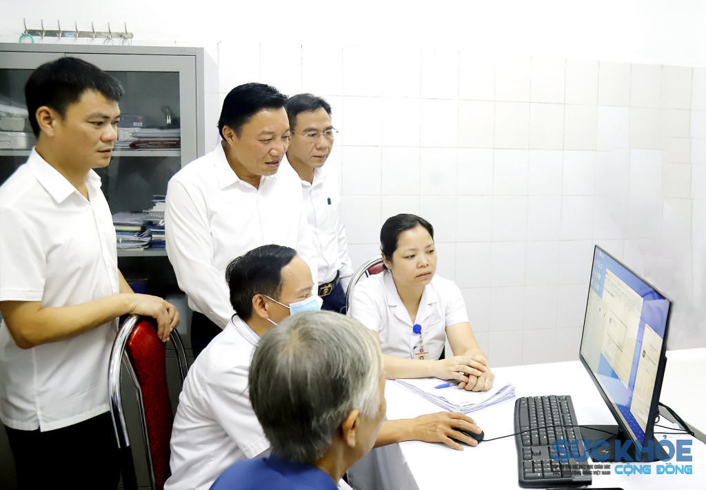 . Phó Chủ tịch UBND tỉnh Nguyễn Huy Ngọc kiểm tra công tác cập nhật kết quả khám bệnh lên Hồ sơ sức khỏe điện tử (ảnh: TL)