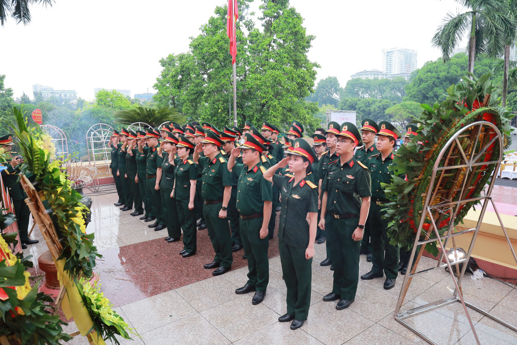 Các đại biểu dâng hương tưởng niệm các Anh hùng liệt sĩ (Ảnh: BTC)