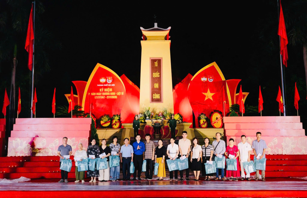Ban Tổ chức và các đại biểu tặng quà cho các thân nhân gia đình liệt sĩ, có công với cách mạng (Ảnh: BTC)