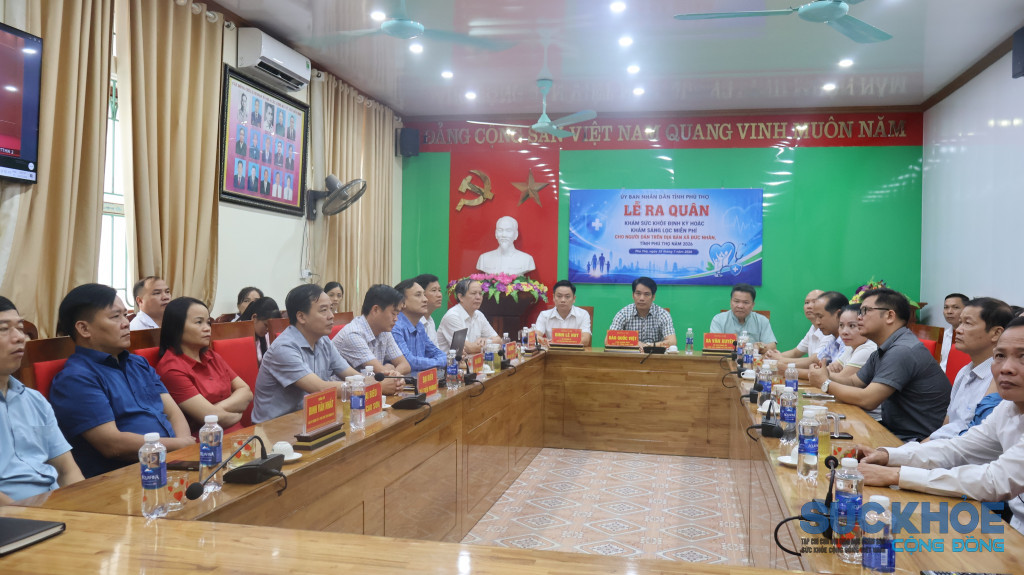 Đồng chí Đào Quốc Việt - Phó Giám đốc Sở Y tế tỉnh Phú Thọ cùng các đồng chí Đinh Lê Huy Bí thư Đảng ủy xã Đức Nhàn (bên trái); đồng chí Xa Viết Xuyên Bí thư Đảng ủy xã Tân Pheo (bên phải) cùng các đồng chí Lãnh đạo đại diện cho Đảng ủy, UBND  và các đồng chí trong Ban giám đốc Trung tâm Y tế và Trạm Y tế 6 xã trên địa bàn khu vực Đà Bắc (ảnh: TL)
