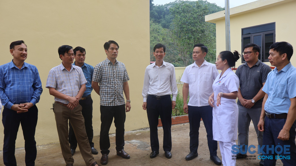 Đồng chí Phạm Thị Tuyết Giám đốc TTYT khu vực Đà Bắc báo cáo tình hình chuẩn bị các điều kiện cần thiết vận hành sơ sở 2 của Trung tâm đặt tại xã Đức Nhàn (ảnh: TL)