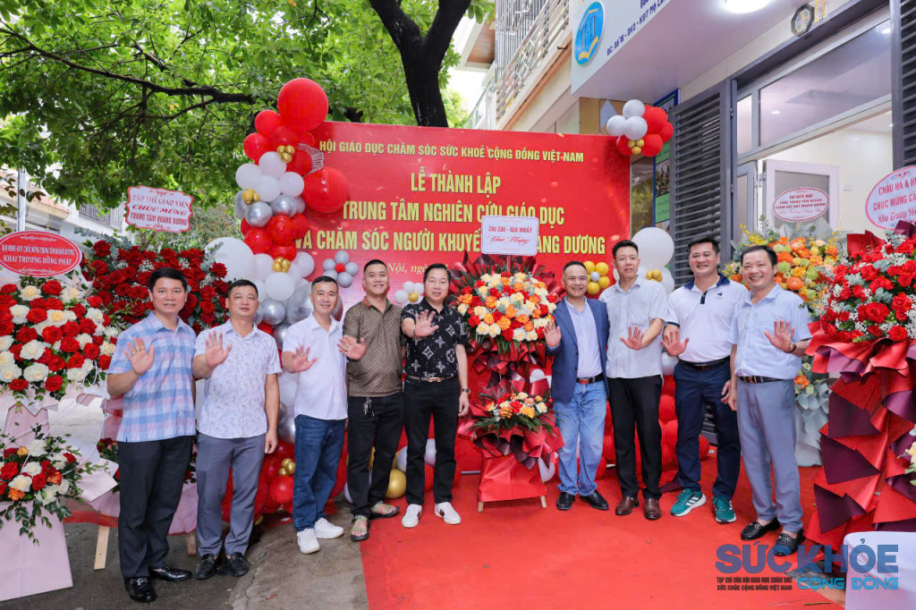 Các đại biểu tham dự sự kiện chụp ảnh lưu niệm cùng Ban Lãnh đạo Trung tâm Hoàng Dương (Ảnh: PV)