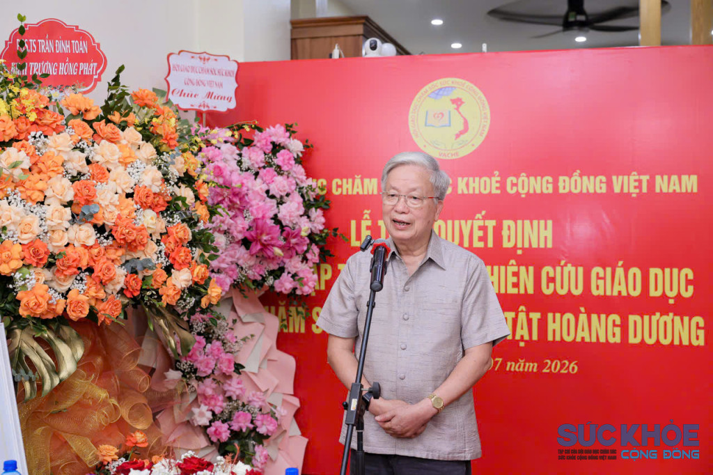 Ông Nguyễn Hồng Quân – nguyên Ủy viên Trung ương Đảng, nguyên Bộ trưởng Bộ Xây dựng, Chủ tịch Trung ương Hội VACHE phát biểu chỉ đạo tại buổi lễ (Ảnh: PV)