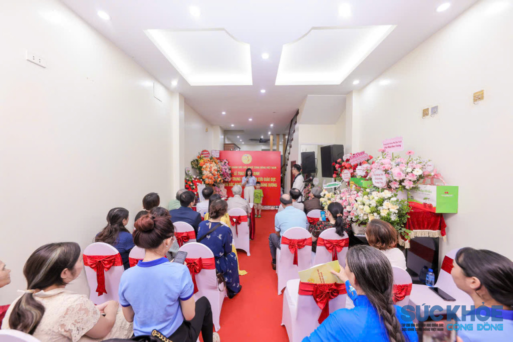 Toàn cảnh không gian trang trọng của Lễ công bố và trao quyết định thành lập Trung tâm Nghiên cứu giáo dục và chăm sóc người khuyết tật Hoàng Dương tại Hà Nội (Ảnh: PV)