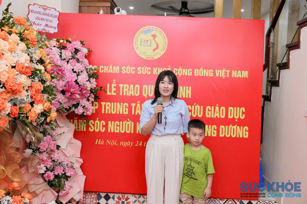 Chị Nguyễn Hải Yến xúc động chia sẻ về sự tiến bộ vượt bậc của con trai sau 4 tháng đồng hành cùng Trung tâm Hoàng Dương (Ảnh: PV)