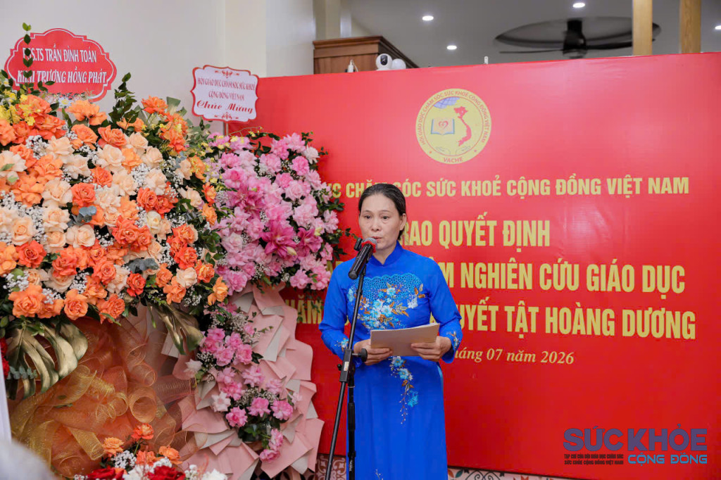 Bà Đặng Thị Tuyến – Phó Ban Tổ chức Trung ương Hội VACHE công bố Quyết định thành lập Trung tâm Hoàng Dương (Ảnh: PV)