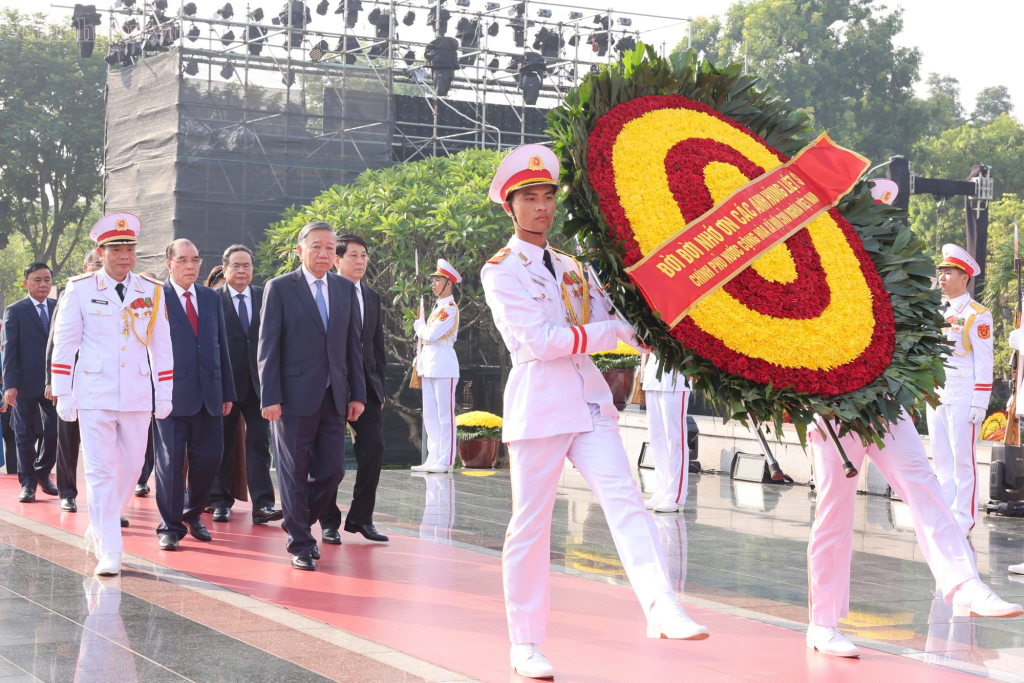 Đoàn Lãnh đạo Đảng, Nhà nước đặt vòng hoa tại Đài tưởng niệm các Anh hùng liệt sĩ trên đường Bắc Sơn (Ba Đình, Hà Nội) (Ảnh: VGP/Nhật Bắc)