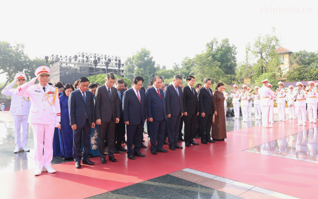 Các đồng chí lãnh đạo, nguyên lãnh đạo Đảng, Nhà nước đặt vòng hoa tại Đài tưởng niệm các Anh hùng liệt sĩ trên đường Bắc Sơn (Ba Đình, Hà Nội) (Ảnh: VGP/Nhật Bắc)