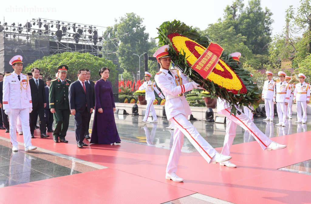Đoàn đại biểu Ủy ban Trung ương MTTQ Việt Nam đặt vòng hoa tại Đài tưởng niệm các Anh hùng liệt sĩ (Ảnh: VGP/Nhật Bắc)