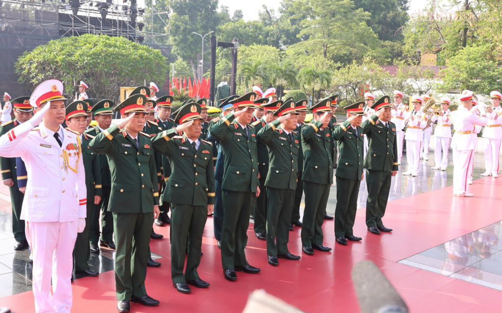 Đoàn đại biểu Quân ủy Trung ương - Bộ Quốc phòng đặt vòng hoa tưởng niệm các Anh hùng liệt sĩ  (Ảnh: VGP/Nhật Bắc)