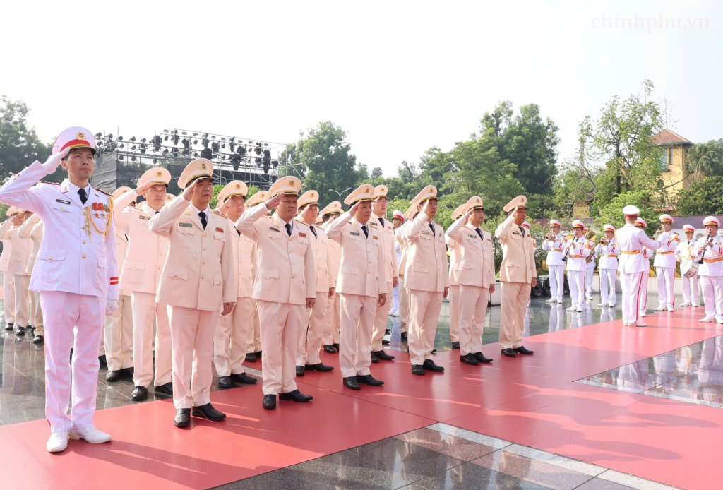 Đoàn đại biểu Đảng ủy Công an Trung ương - Bộ Công an đặt vòng hoa tại Đài tưởng niệm các Anh hùng liệt sĩ (Ảnh: VGP/Nhật Bắc)