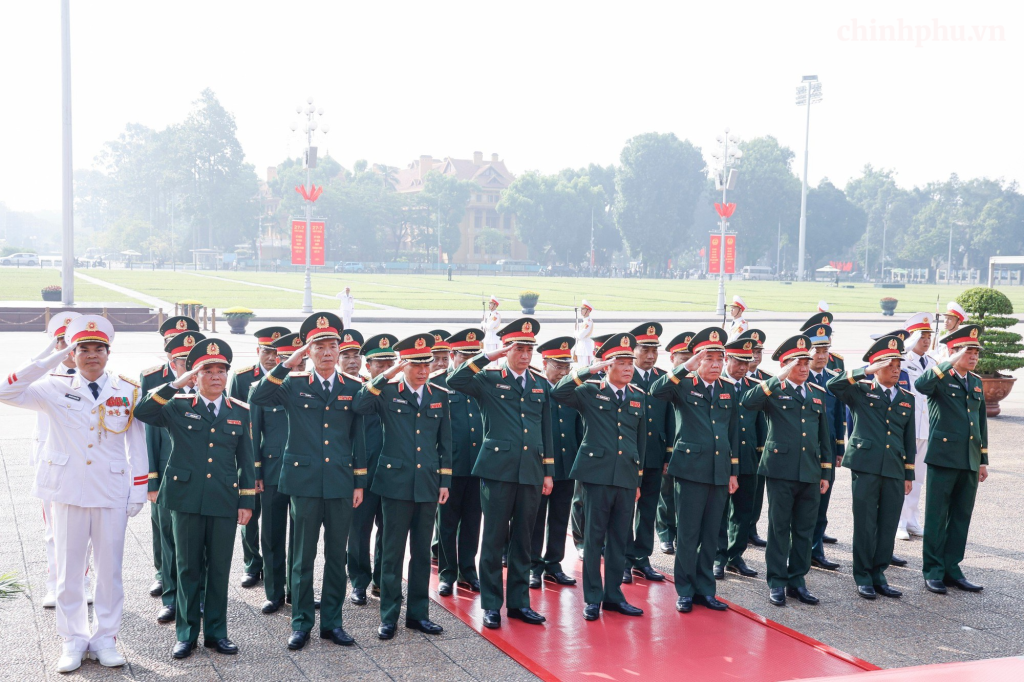 Đoàn đại biểu Quân ủy Trung ương - Bộ Quốc phòng thành kính tưởng niệm Chủ tịch Hồ Chí Minh (Ảnh: VGP/Nhật Bắc)