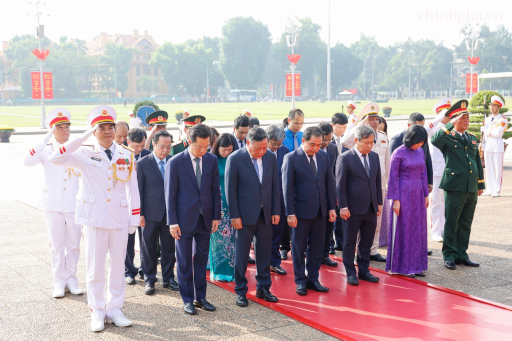 Đoàn đại biểu Thành ủy, HĐND, UBND, Uỷ ban MTTQ Việt Nam thành phố Hà Nội đến đặt vòng hoa và vào Lăng viếng Chủ tịch Hồ Chí Minh (Ảnh: VGP/Nhật Bắc)