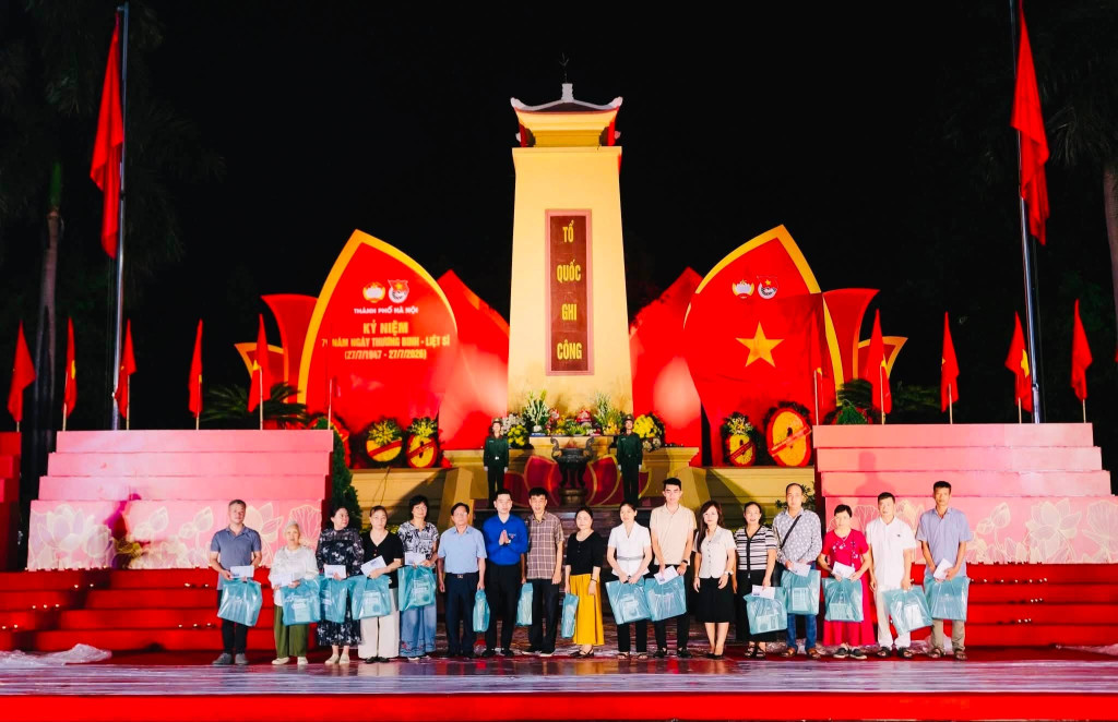 Ban Tổ chức cùng các đơn vị đồng hành, trong đó có Công ty Cổ phần Đầu tư Sức khỏe Cộng đồng và thương hiệu dinh dưỡng Codoca, đã trao tận tay những phần quà tri ân tới thân nhân các gia đình liệt sĩ, thương binh và bệnh binh trên địa bàn Hà Nội, góp phần lan tỏa truyền thống 
