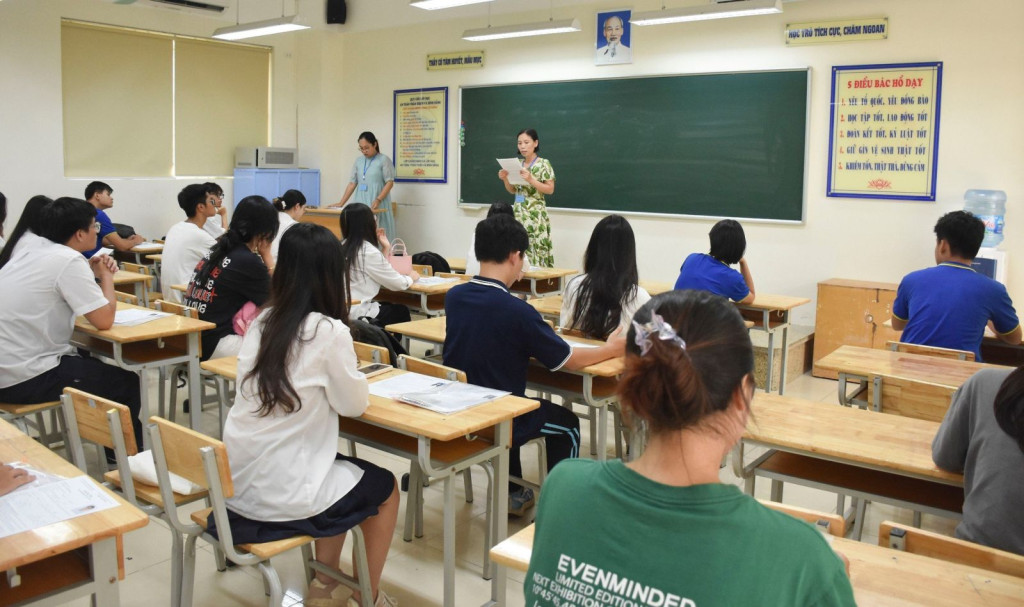 Theo nhiều chuyên gia, kỳ thi tốt nghiệp THPT hiện nay vừa đánh giá chuẩn đầu ra giáo dục phổ thông trên phạm vi toàn quốc, vừa cung cấp nguồn dữ liệu có độ tin cậy để các cơ sở giáo dục đại học sử dụng theo quyền tự chủ tuyển sinh, góp phần giảm số kỳ thi, giảm áp lực và chi phí cho người học cũng như toàn xã hội (Ảnh: Bộ Giáo dục và Đào tạo)