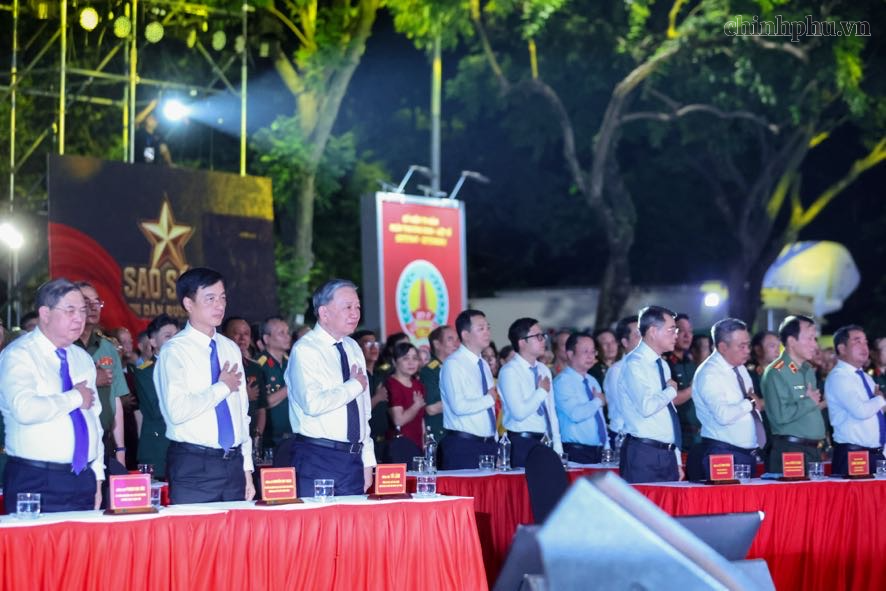 Tổng Bí thư, Chủ tịch nước Tô Lâm, Thủ tướng Chính phủ Lê Minh Hưng và các đồng chí lãnh đạo, nguyên lãnh đạo Đảng, Nhà nước thực hiện nghi thức tri ân các anh hùng, liệt sĩ (Ảnh: VGP/Nhật Bắc)