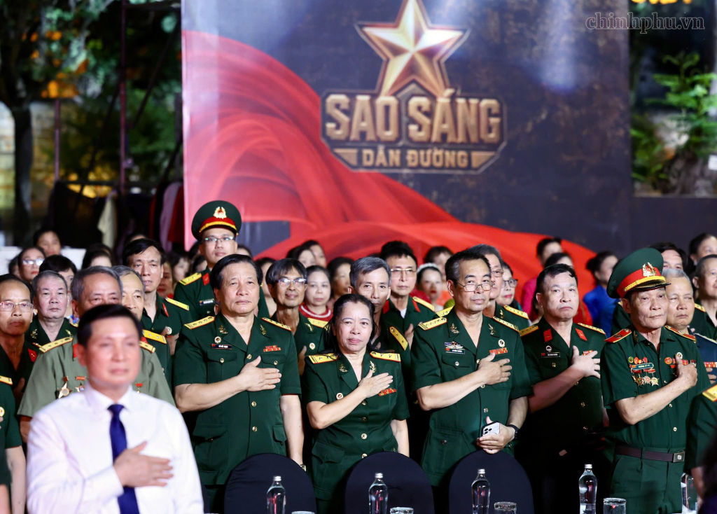 Các cựu chiến binh thực hiện nghi thức tri ân các anh hùng, liệt sĩ (Ảnh: VGP/Nhật Bắc)