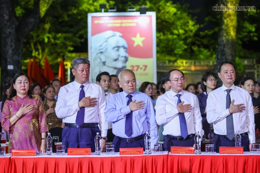 Lãnh đạo các bộ, ngành, địa phương thực hiện nghi thức tri ân các anh hùng, liệt sĩ (Ảnh: VGP/Nhật Bắc)
