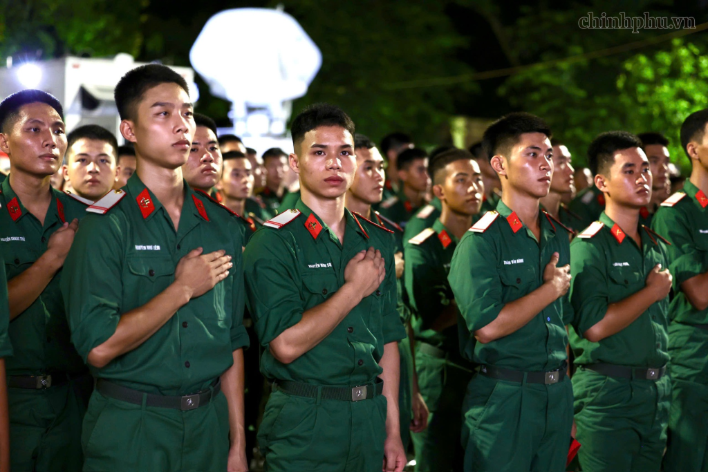 Các chiến sĩ trẻ thực hiện nghi thức tri ân các anh hùng, liệt sĩ (Ảnh: VGP/Nhật Bắc)