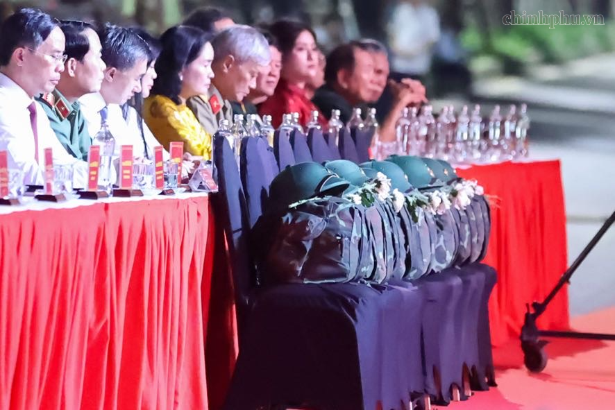 Qua hơn 50 năm thực hiện nhiệm vụ tìm kiếm, cất bốc, quy tập mộ liệt sĩ đã có hơn 1 triệu hài cốt liệt sĩ được tìm kiếm, quy tập và an táng trang trọng tại các nghĩa trang liệt sĩ trên cả nước (Ảnh: VGP/Nhật Bắc)
