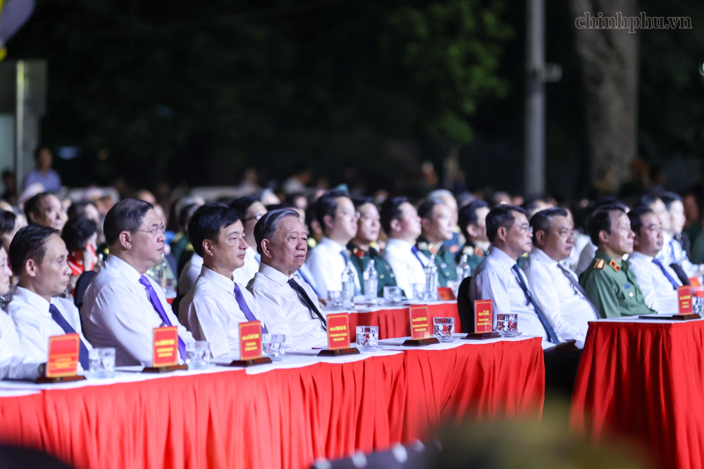 Các đồng chí Ủy viên Bộ Chính trị: Tổng Bí thư, Chủ tịch nước Tô Lâm; Thủ tướng Chính phủ Lê Minh Hưng; Bí thư Trung ương Đảng, Trưởng ban Tổ chức Trung ương Nguyễn Duy Ngọc; Bí thư Trung ương Đảng, Chủ nhiệm Ủy ban Kiểm tra Trung ương Trần Sỹ Thanh; Phó Thủ tướng Thường trực Chính phủ Phạm Gia Túc; Bộ trưởng Bộ Công an, Đại tướng Lương Tam Quang; Bộ trưởng Bộ Ngoại giao Lê Hoài Trung; Bí thư Thành ủy Hà Nội Trần Đức Thắng dự chương trình tại điểm cầu Tượng đài Bắc Sơn (Hà Nội) (Ảnh: VGP/Nhật Bắc)