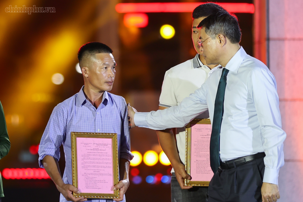 Thủ tướng Chính phủ Lê Minh Hưng trao kết quả xác định danh tính hài cốt liệt sĩ thông qua giám định ADN cho gia đình thân nhân liệt sĩ tại điểm cầu Tượng đài Bắc Sơn (Hà Nội) (Ảnh: VGP/Nhật Bắc)