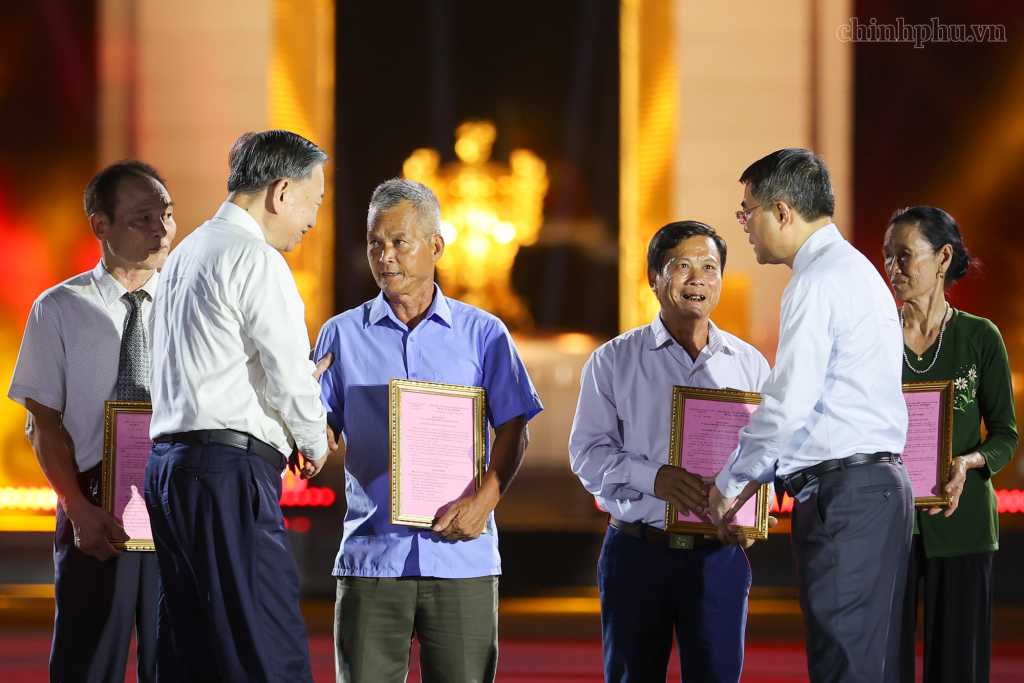 Tổng Bí thư, Chủ tịch nước Tô Lâm, Thủ tướng Chính phủ Lê Minh Hưng chia sẻ, động viên thân nhân các liệt sĩ (Ảnh: VGP/Nhật Bắc)