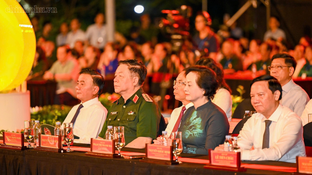 Các đồng chí Ủy viên Bộ Chính trị: Thường trực Ban Bí thư Trần Cẩm Tú, Chủ nhiệm Tổng cục Chính trị Quân đội nhân dân Việt Nam Nguyễn Trọng Nghĩa; nguyên Ủy viên Bộ Chính trị, nguyên Bí thư Thành ủy TPHCM Nguyễn Văn Nên; Bí thư Trung ương Đảng, Phó Thủ tướng Chính phủ Phạm Thị Thanh Trà, Phó Chủ tịch Quốc hội Nguyễn Khắc Định dự chương trình tại điểm cầu Công viên Lê Thị Riêng (TP. Hồ Chí Minh) (Ảnh: VGP/Nhật Bắc)