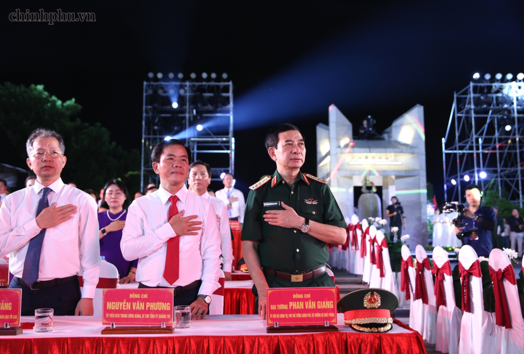 Phó Thủ tướng Chính phủ, Bộ trưởng Bộ Quốc phòng Phan Văn Giang và các đồng chí lãnh đạo Đảng, Nhà nước dự chương trình tại điểm cầu Nghĩa trang Liệt sĩ Quốc gia Đường 9 (Quảng Trị) (Ảnh: VGP/Nguyễn Hoàng)
