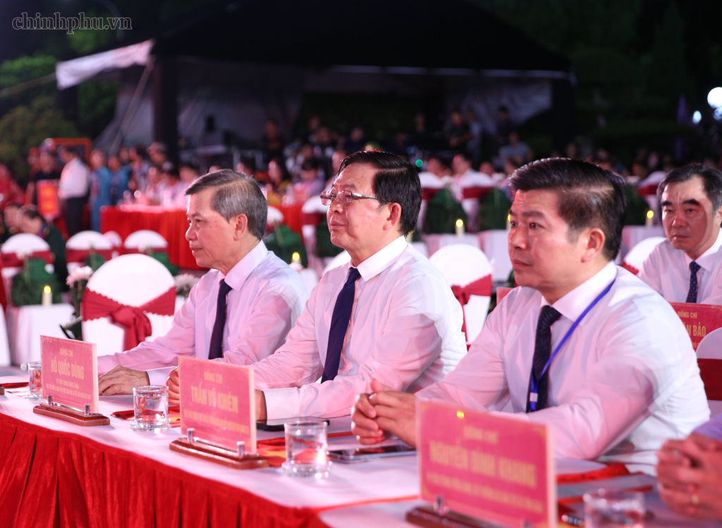Ủy viên Bộ Chính trị, Trưởng Ban Nội chính Trung ương Lê Minh Trí; Phó Thủ tướng Chính phủ Hồ Quốc Dũng dự chương trình tại điểm cầu Nghĩa trang Liệt sĩ Quốc gia Đường 9 (Quảng Trị) (Ảnh: VGP/Nguyễn Hoàng)