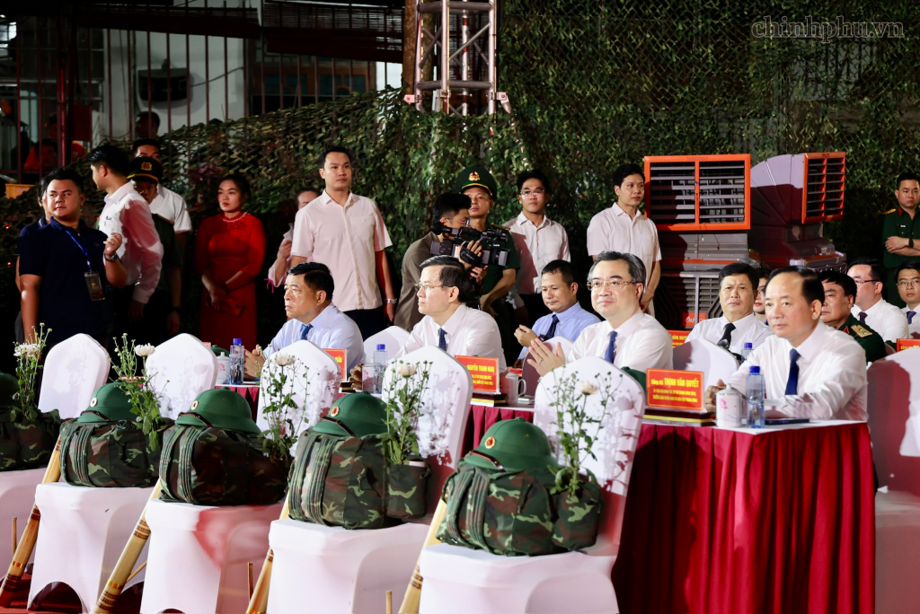 Các đồng chí Ủy viên Bộ Chính trị: Trịnh Văn Quyết, Trưởng Ban Tuyên giáo và Dân vận Trung ương; Nguyễn Thanh Nghị, Trưởng ban Chính sách, chiến lược Trung ương; Đoàn Minh Huấn, Giám đốc Học viện Chính trị quốc gia Hồ Chí Minh, Phó Chủ tịch Thường trực Hội đồng lý luận Trung ương; và nguyên Phó Thủ tướng Nguyễn Chí Dũng dự chương trình tại điểm cầu Nhà bia liệt sĩ Thanh Thủy (Tuyên Quang) (Ảnh: VGP/Thu Sa)