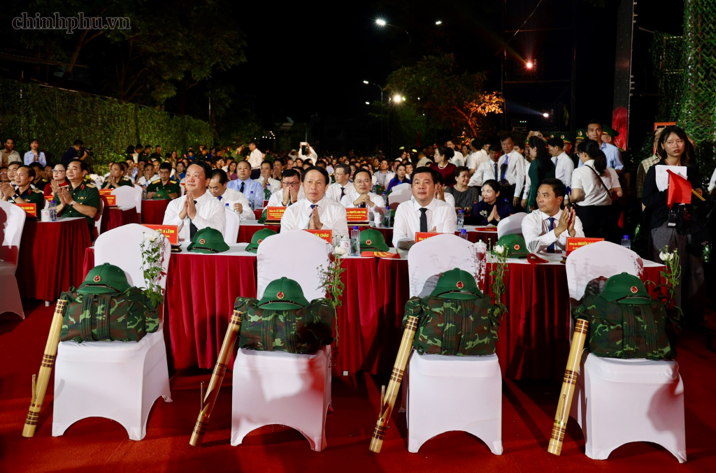 Các đồng chí Ủy viên Trung ương Đảng: Lê Tiến Châu, Phó Thủ tướng; Nguyễn Doãn Anh, Phó Chủ tịch Quốc hội; Nguyễn Hồng Diên, Phó Chủ tịch Quốc hội; Hầu A Lềnh, Bí thư Tỉnh ủy Tuyên Quang dự chương trình tại điểm cầu Nhà bia liệt sĩ Thanh Thủy (Tuyên Quang) (Ảnh: VGP/Thu Sa)