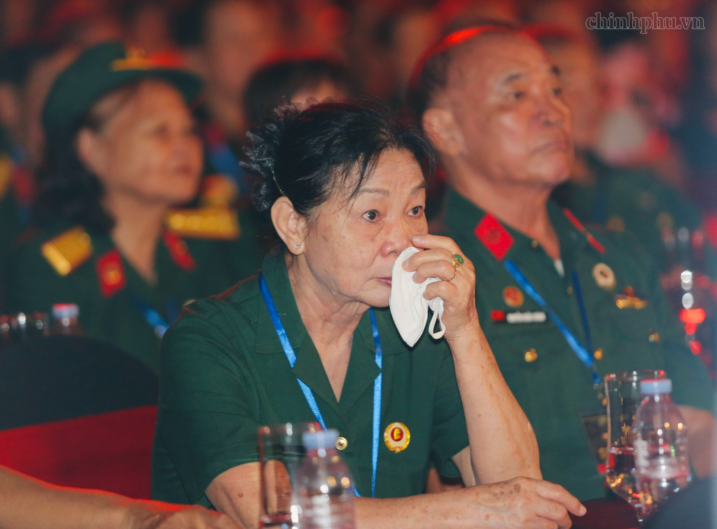 Niềm xúc động của các thân nhân liệt sĩ, các cựu chiến binh khi tham dự chương trình (Ảnh: VGP/Nhật Bắc)