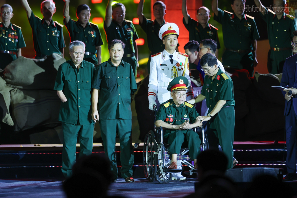 Các cựu chiến binh, thương binh dự chương trình tại điểm cầu Tượng đài Bắc Sơn (Hà Nội) (Ảnh: VGP/Nhật Bắc)